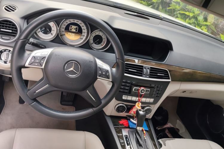 Used Mercedes-Benz C-Class 2011 C 200 CGI Fashion Model Center Console