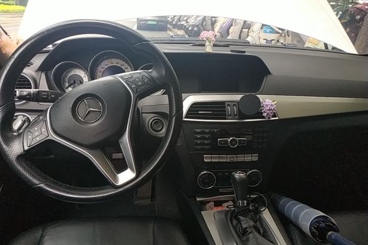 Used Mercedes-Benz C-Class 2011 C 200 CGI Fashion Model Center Console