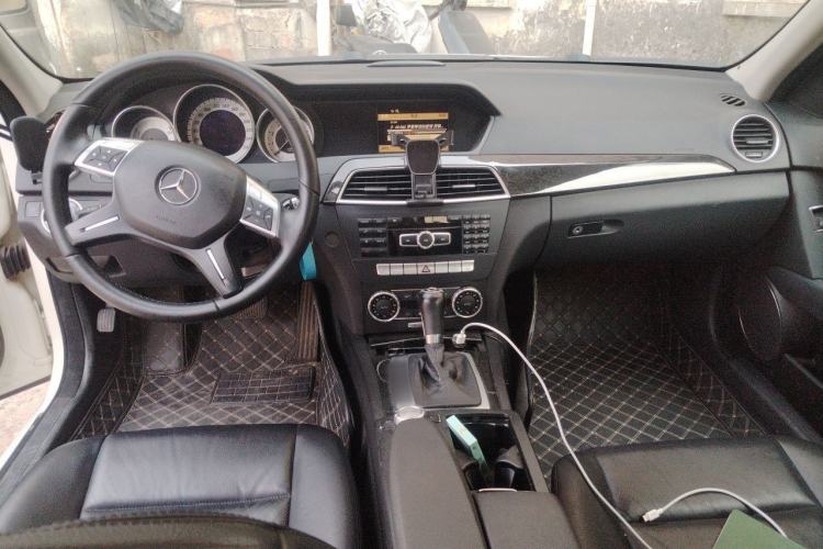Used Mercedes-Benz C-Class 2011 C 200 CGI Fashion Model Center Console