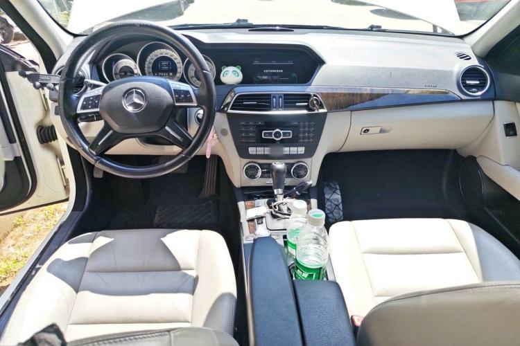 Used Mercedes-Benz C-Class 2011 C 200 CGI Fashion Model Center Console
