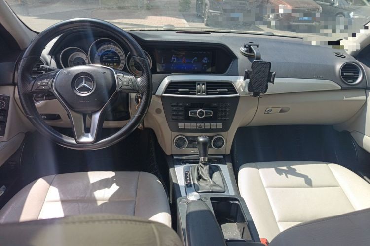 Used Mercedes-Benz C-Class 2011 C 200 Fashion Travel Edition Center Console