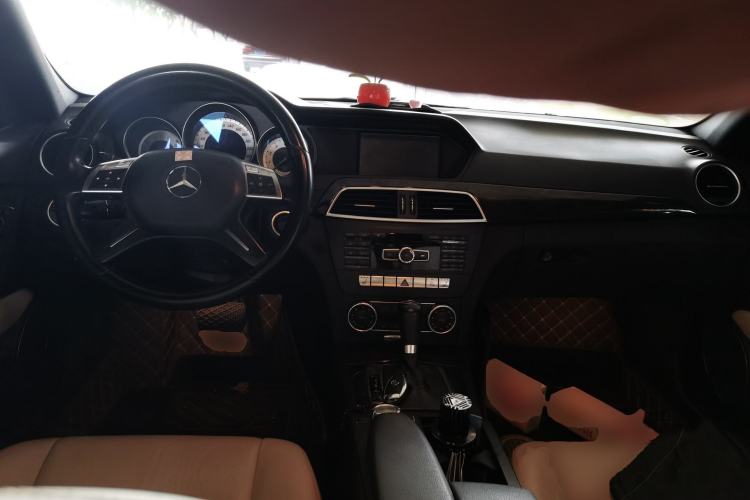 Used Mercedes-Benz C-Class 2011 C 200 CGI Fashion Model Center Console