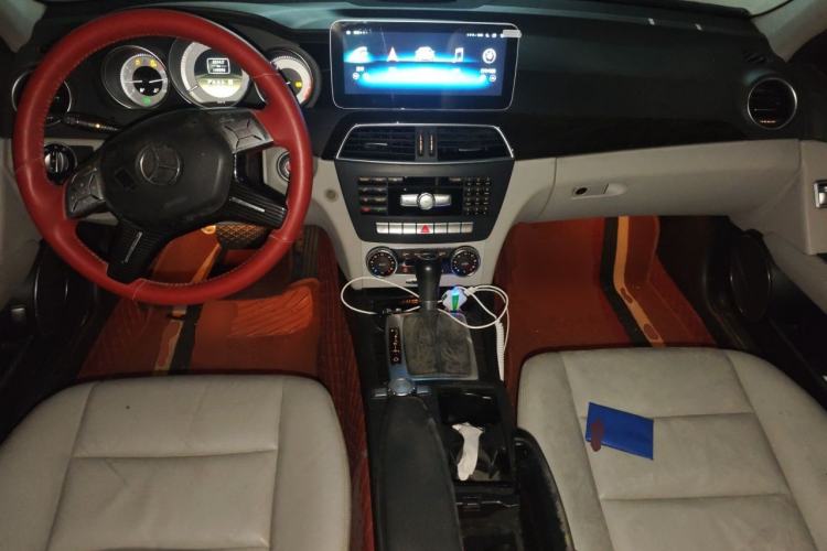Used Mercedes-Benz C-Class 2011 C 200 CGI Fashion Model Center Console