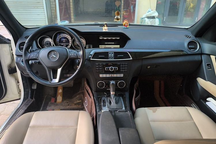 Used Mercedes-Benz C-Class 2011 C 300 Fashion Model Center Console