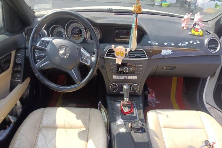 Used Mercedes-Benz C-Class 2011 C 200 CGI Fashion Model Center Console