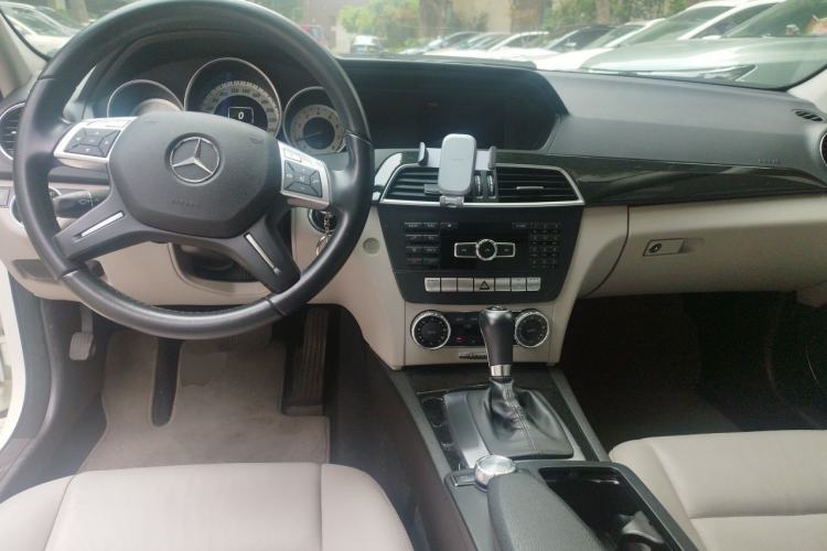 Used Mercedes-Benz C-Class 2011 C 200 CGI Fashion Model Center Console