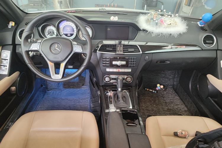 Used Mercedes-Benz C-Class 2011 C 300 Fashion Model Center Console