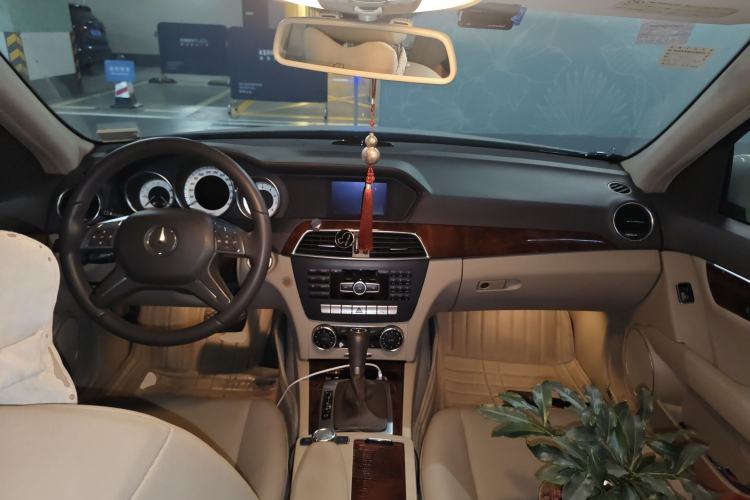Used Mercedes-Benz C-Class 2011 C 200 CGI Elegant Model Center Console