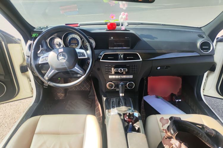 Used Mercedes-Benz C-Class 2011 C 200 CGI Fashion Model Center Console