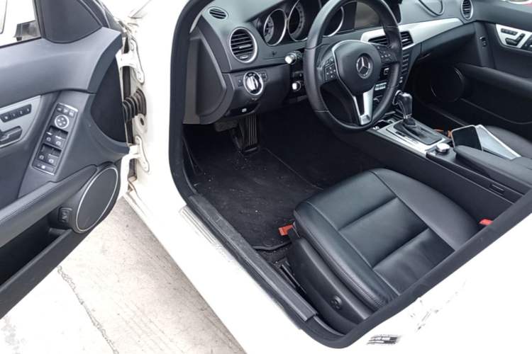 Used Mercedes-Benz C-Class 2011 C 200 Fashion Travel Edition Driver Seat