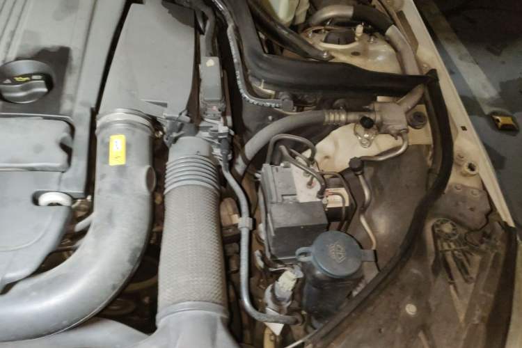 Used Mercedes-Benz C-Class 2011 C 200 CGI Fashion Model Engine Bay Left