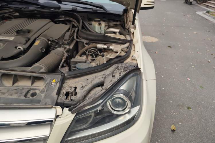 Used Mercedes-Benz C-Class 2011 C 200 CGI Fashion Model Engine Bay Left