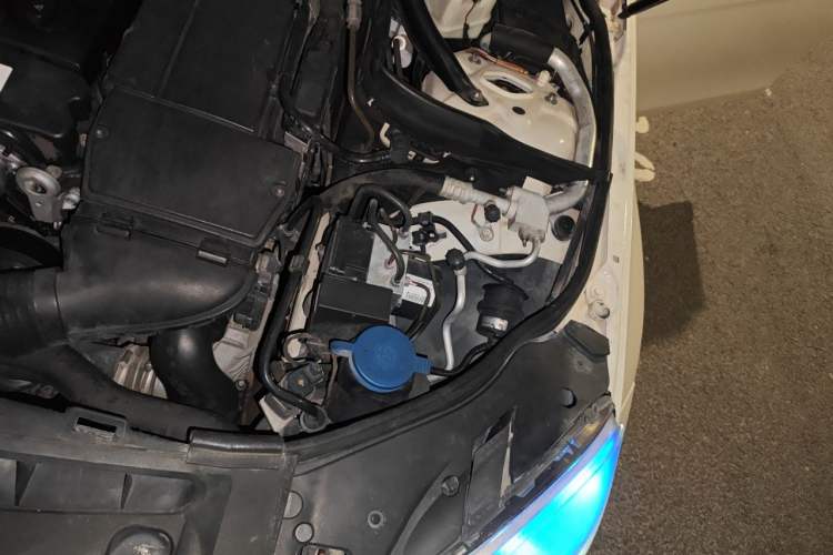 Used Mercedes-Benz C-Class 2011 C 180K Classic model Engine Bay Left