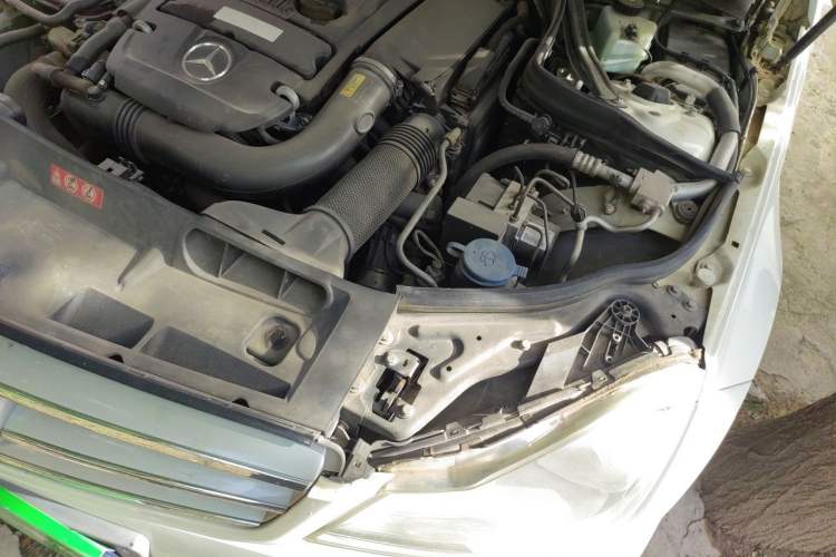 Used Mercedes-Benz C-Class 2011 C 200 CGI Elegant Model Engine Bay Left