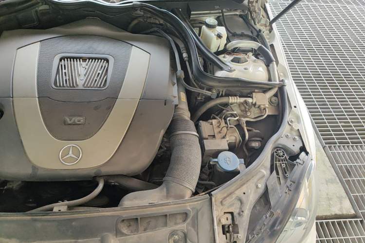 Used Mercedes-Benz C-Class 2011 C 300 Fashion Model Engine Bay Left