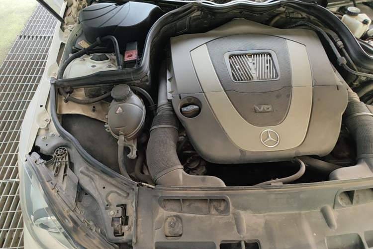 Used Mercedes-Benz C-Class 2011 C 300 Fashion Model Engine Bay Right
