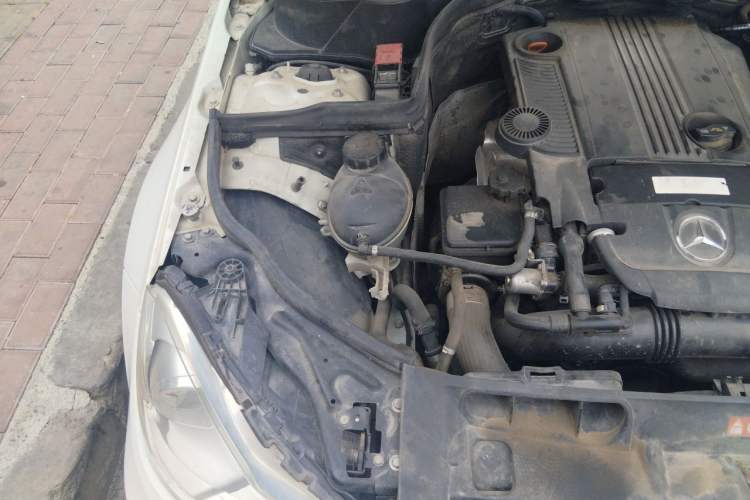 Used Mercedes-Benz C-Class 2011 C 200 CGI Elegant Model Engine Bay Right
