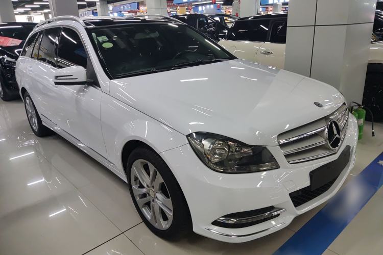 Used Mercedes-Benz C-Class 2011 C 200 Fashion Travel Edition Front Right 45 Deg