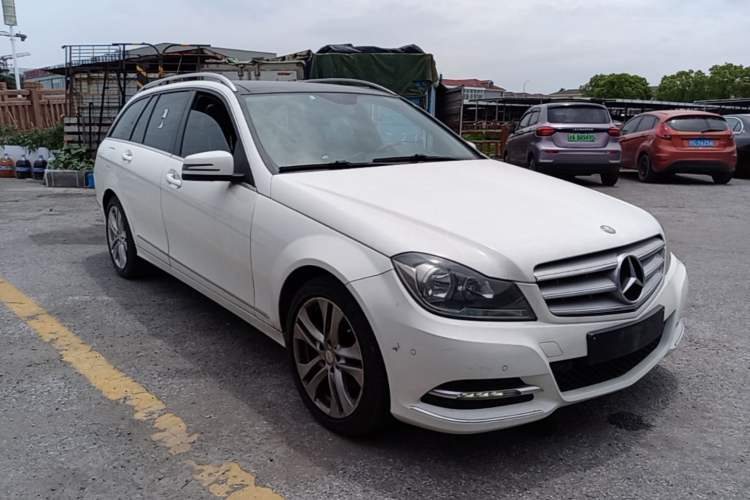 Used Mercedes-Benz C-Class 2011 C 200 Fashion Travel Edition Front Right 45 Deg