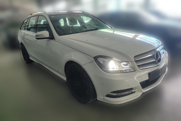 Used Mercedes-Benz C-Class 2011 C 200 Fashion Travel Edition Front Right 45 Deg
