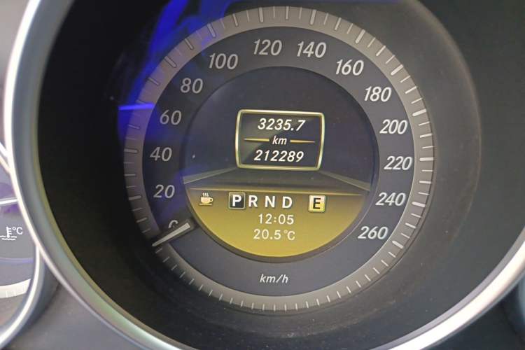 Used Mercedes-Benz C-Class 2011 C 180K Classic model Odometer Close Up