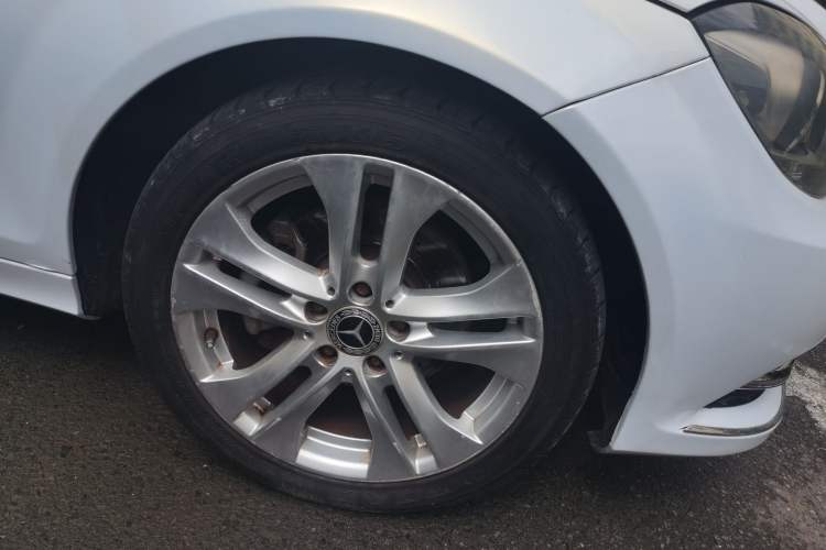 Used Mercedes-Benz C-Class 2011 C 200 CGI Fashion Model Right Front Wheel Hub