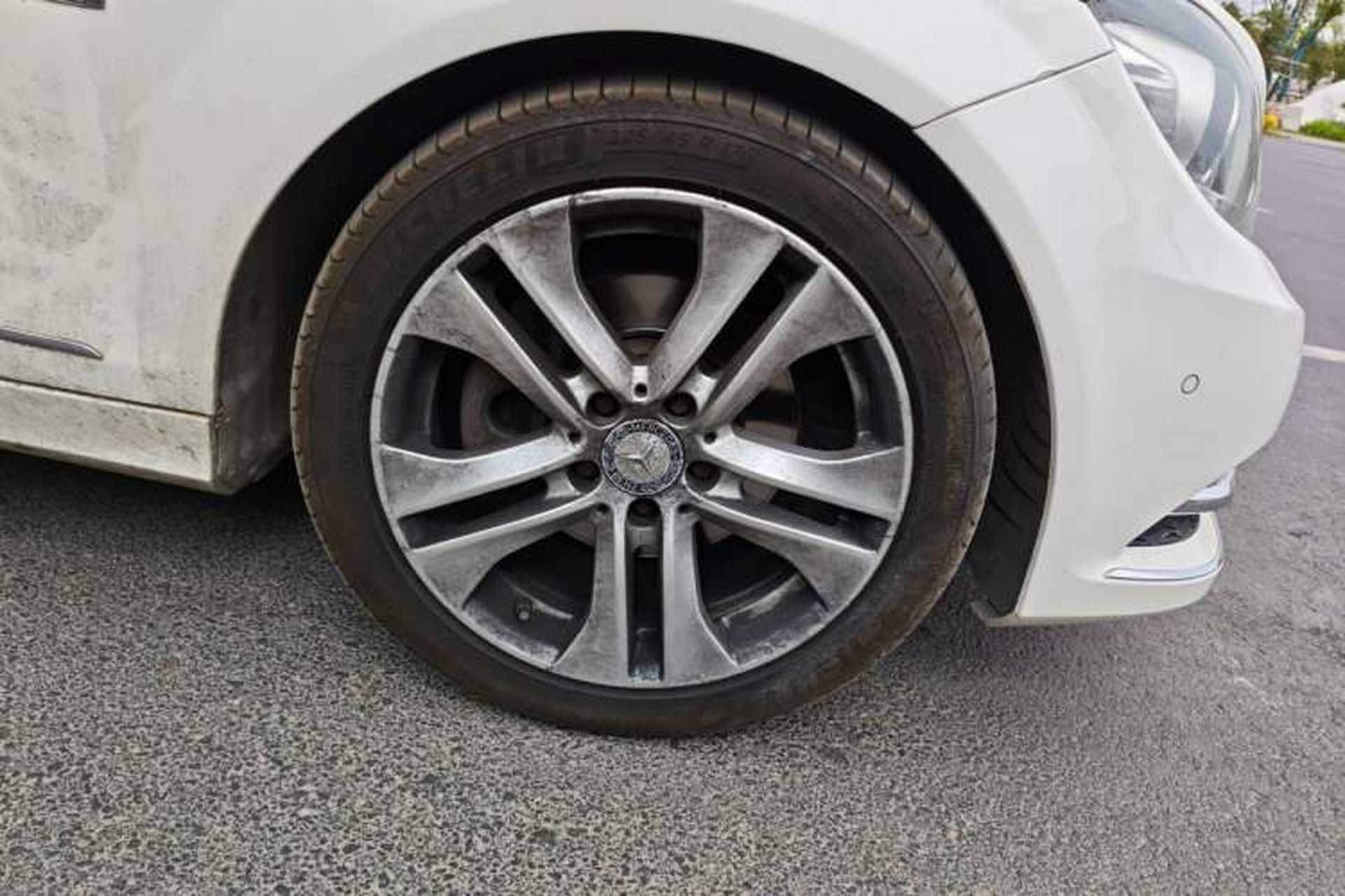 Used Mercedes-Benz C-Class 2011 C 200 CGI Fashion Model Right Front Wheel Hub