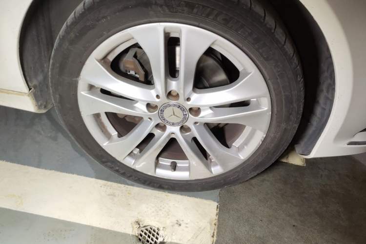 Used Mercedes-Benz C-Class 2011 C 200 CGI Fashion Model Right Front Wheel Hub