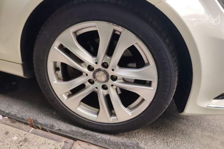 Used Mercedes-Benz C-Class 2011 C 200 CGI Fashion Model Right Front Wheel Hub
