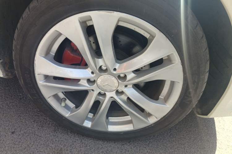 Used Mercedes-Benz C-Class 2011 C 200 Fashion Travel Edition Right Front Wheel Hub