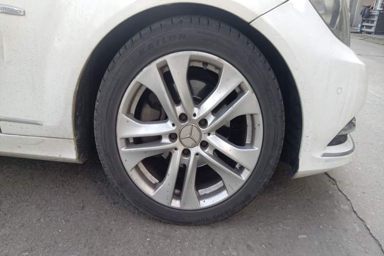 Used Mercedes-Benz C-Class 2011 C 200 CGI Fashion Model Right Front Wheel Hub