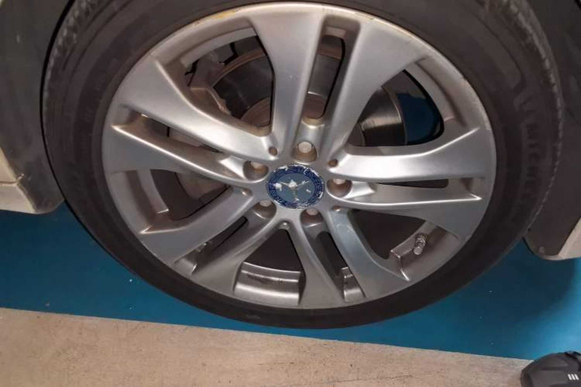 Used Mercedes-Benz C-Class 2011 C 200 CGI Fashion Model Right Front Wheel Hub