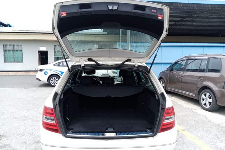 Used Mercedes-Benz C-Class 2011 C 200 Fashion Travel Edition Trunk