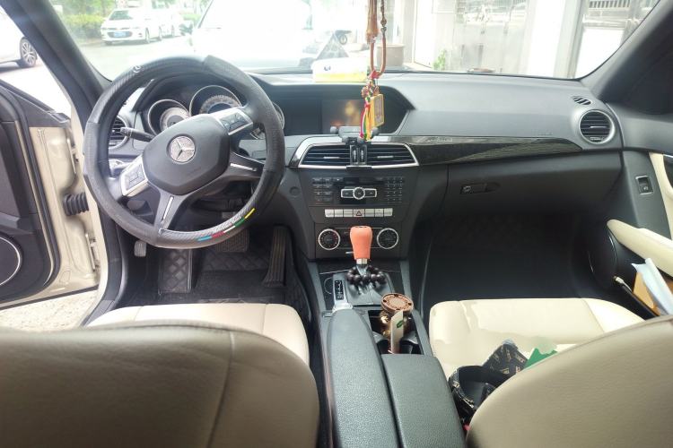 Used Mercedes-Benz C-Class 2011 C 200 CGI Fashion Model Center Console