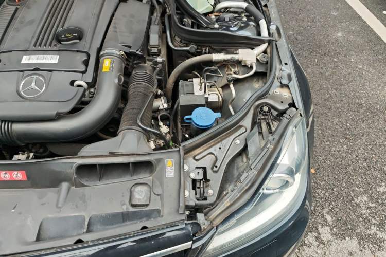 Used Mercedes-Benz C-Class 2013 C 260 Fashion Edition Grand Edition Engine Bay Left