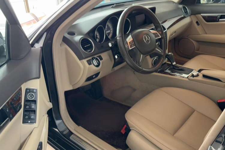 Used Mercedes-Benz C-Class 2013 C 260 CGI Elegant Model Interior 4