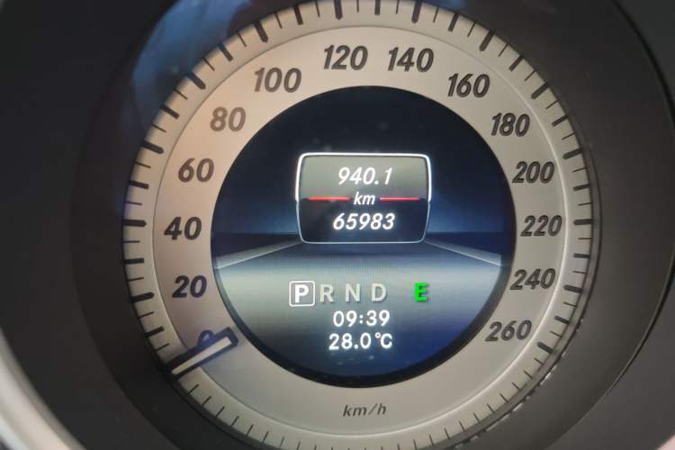 Used Mercedes-Benz C-Class 2013 C 260 Fashion Edition Grand Edition Odometer Close Up
