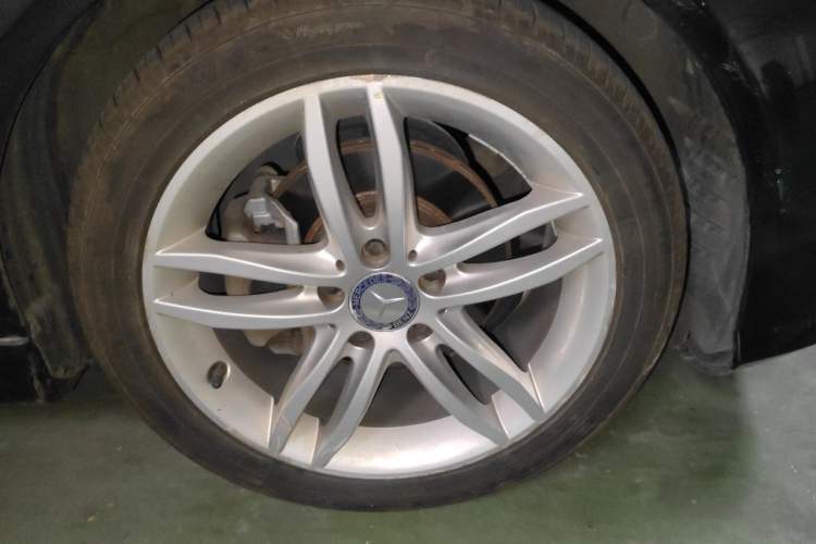 Used Mercedes-Benz C-Class 2013 C 180 Classic Grand Edition Right Front Wheel Hub