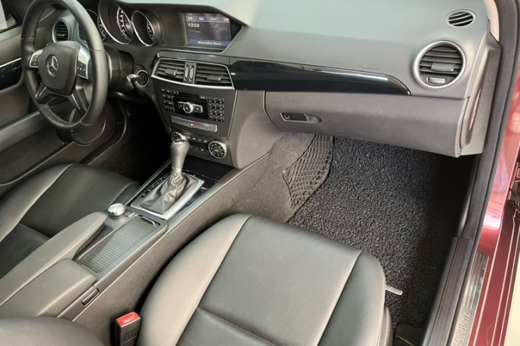 Used Mercedes-Benz C-Class 2013 C 180 Classic Grand Edition Interior 4