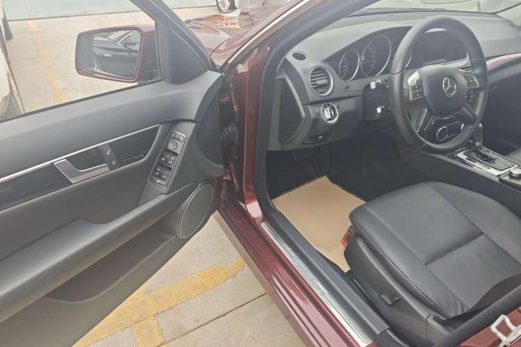 Used Mercedes-Benz C-Class 2013 C 180 Classic Grand Edition Interior 7