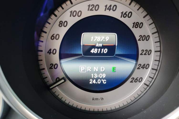Used Mercedes-Benz C-Class 2013 C 260 Fashion Edition Grand Edition Odometer Close Up