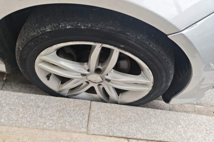 Used Mercedes-Benz C-Class 2013 C 180 Classic Grand Edition Right Front Wheel Hub