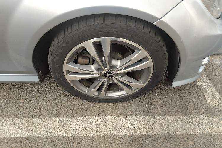 Used Mercedes-Benz C-Class 2013 C 180 Classic Grand Edition Right Front Wheel Hub