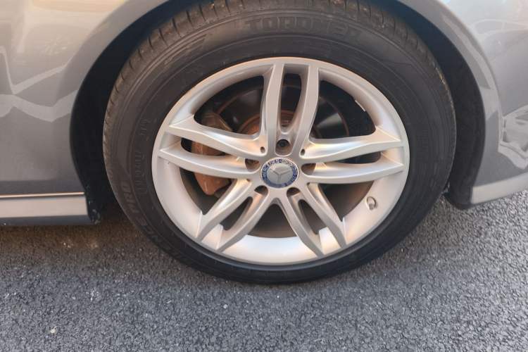 Used Mercedes-Benz C-Class 2013 C 180 Classic Grand Edition Right Front Wheel Hub