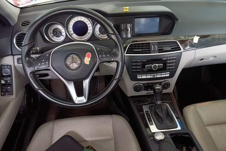 Used Mercedes-Benz C-Class 2013 C 260 CGI Fashion Model Center Console