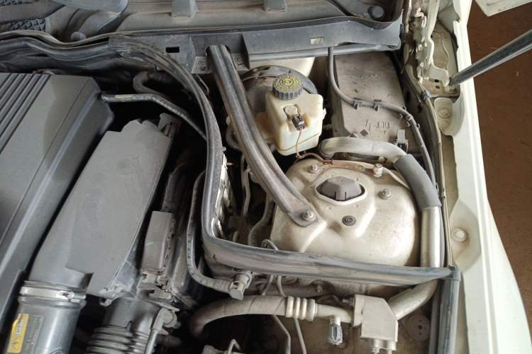 Used Mercedes-Benz C-Class 2013 C 260 CGI Elegant Model Engine Bay Left