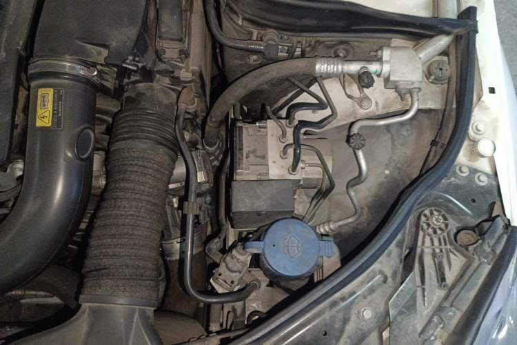 Used Mercedes-Benz C-Class 2013 C 180 Classic Grand Edition Engine Bay Left