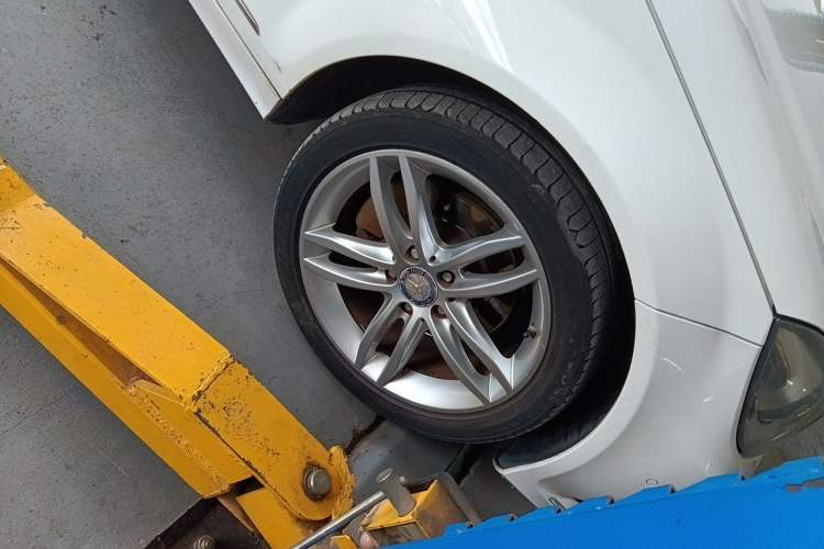Used Mercedes-Benz C-Class 2013 C 260 CGI Fashion Model Right Front Wheel Hub