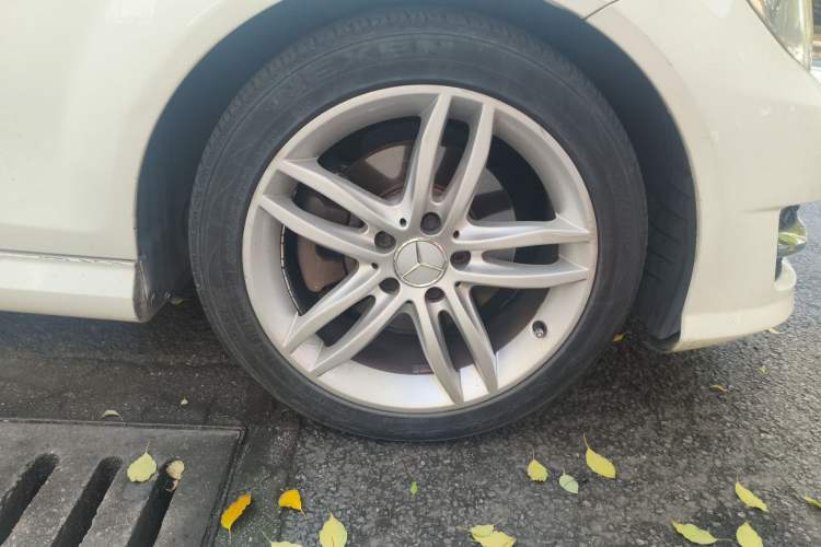 Used Mercedes-Benz C-Class 2013 C 180 Classic Grand Edition Right Front Wheel Hub