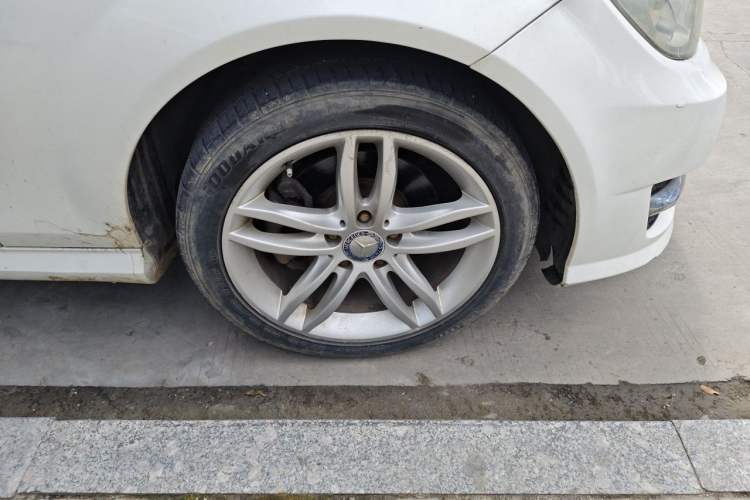 Used Mercedes-Benz C-Class 2013 C 180 Classic Grand Edition Right Front Wheel Hub